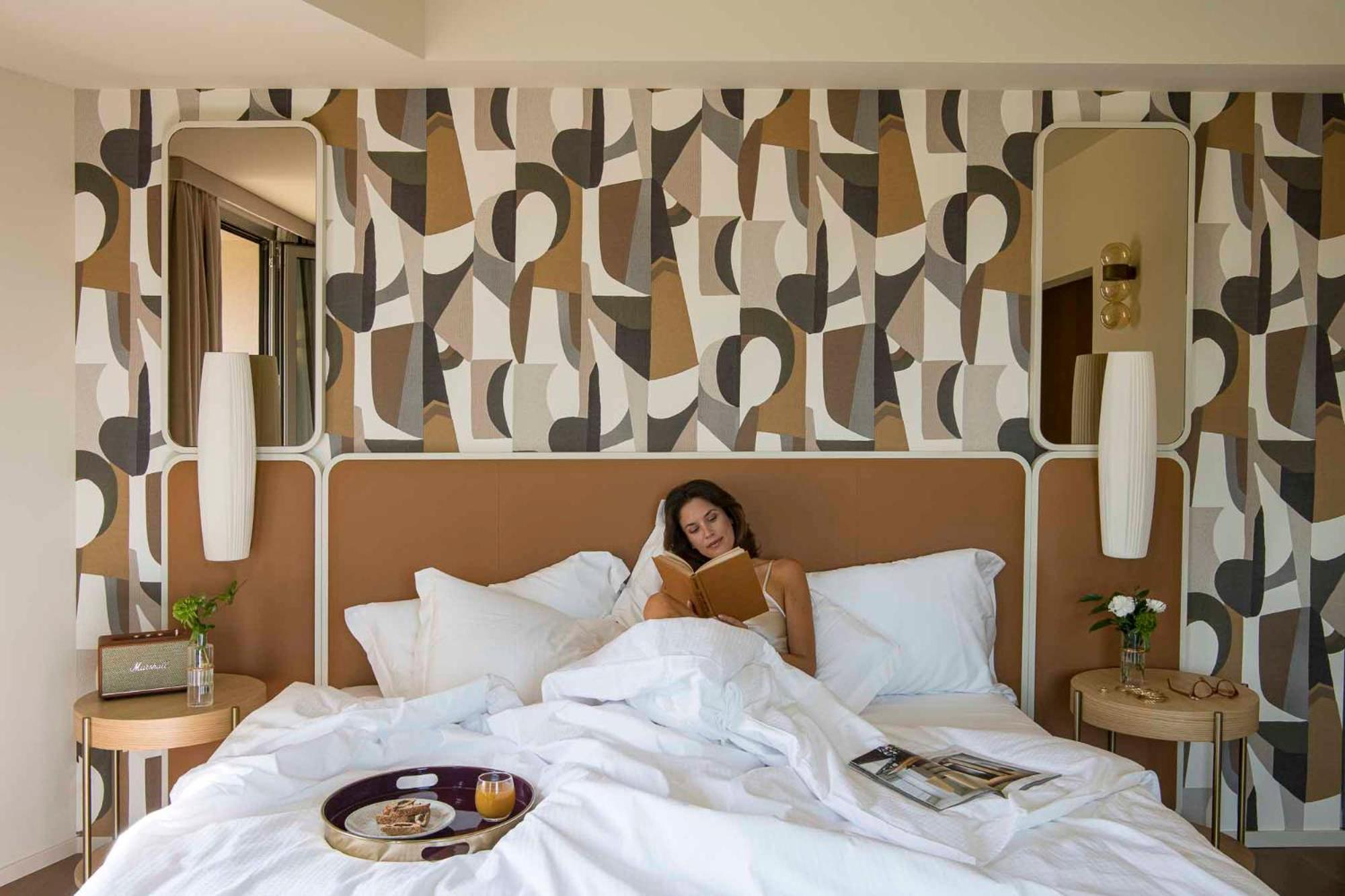 Columbus Urban Resort فلورنس المظهر الخارجي الصورة A guest in a bedroom at the hotel
