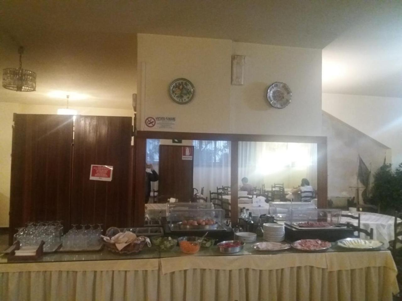 Columbus Urban Resort فلورنس المظهر الخارجي الصورة A buffet in a restaurant