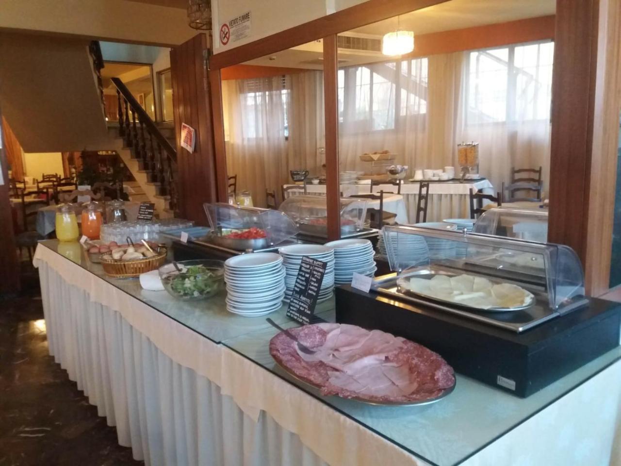 Columbus Urban Resort فلورنس المظهر الخارجي الصورة A buffet at a hotel