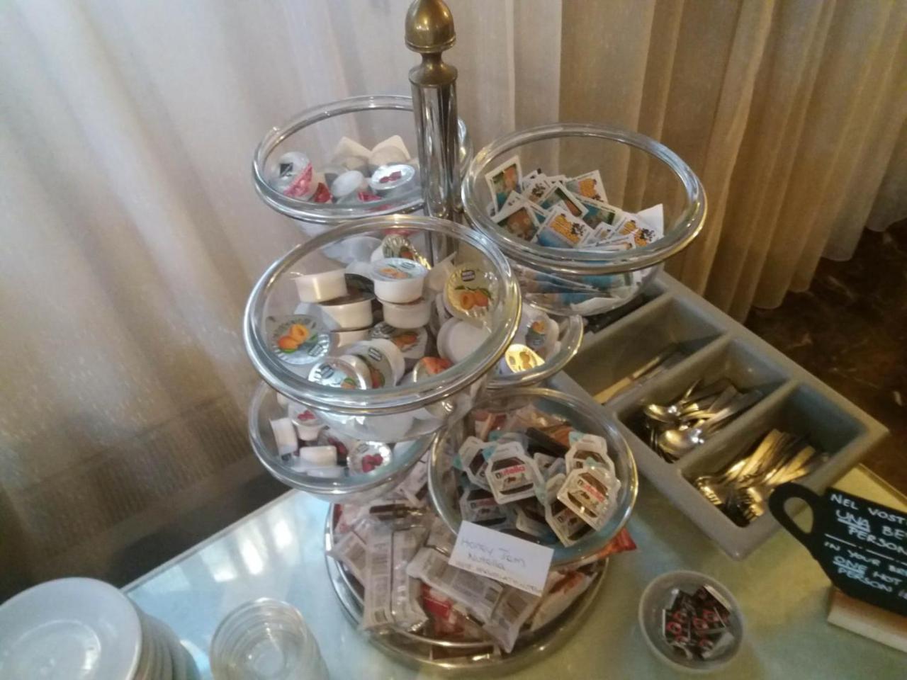 Columbus Urban Resort فلورنس المظهر الخارجي الصورة A tiered serving stand with various teas