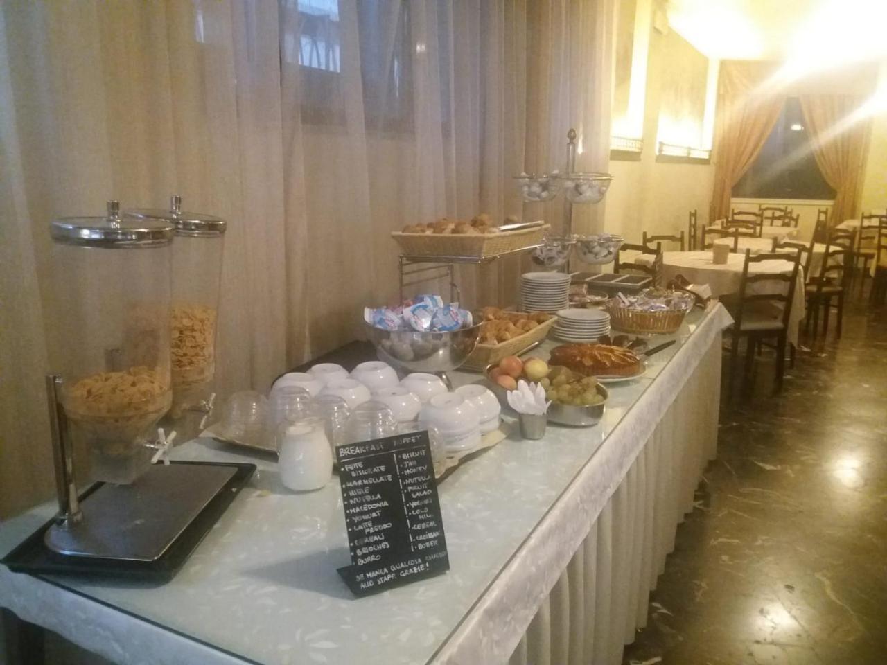 Columbus Urban Resort فلورنس المظهر الخارجي الصورة A buffet at a hotel