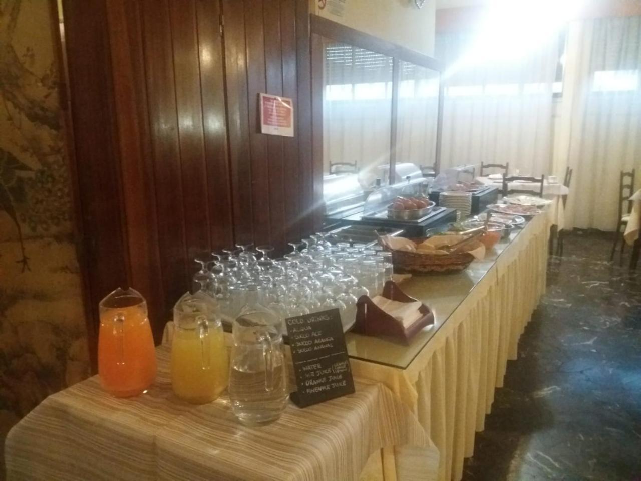 Columbus Urban Resort فلورنس المظهر الخارجي الصورة A buffet at a hotel